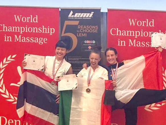 Déhlia Lapeyrie gagne une médaille de bronze dans la catégorie « Massage sur chaise » au Championnat du Monde de Massage 2025